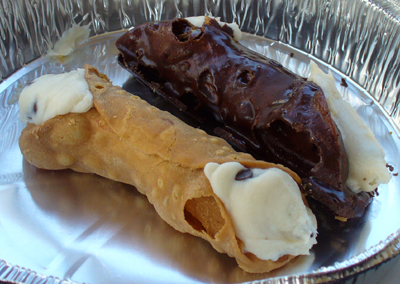 Big Apple Pizzeria: Cannolis